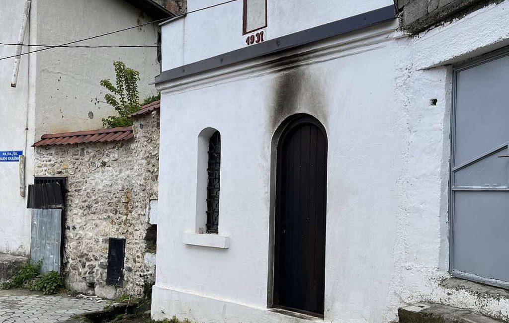 Kancelarija za KiM o ošećenju crkve u Prizrenu: Podići nivo zaštite SPC Oštećena vrata crkve Svetog Pantelejmona u Prizrenu (Foto Kancelarija za KiM)