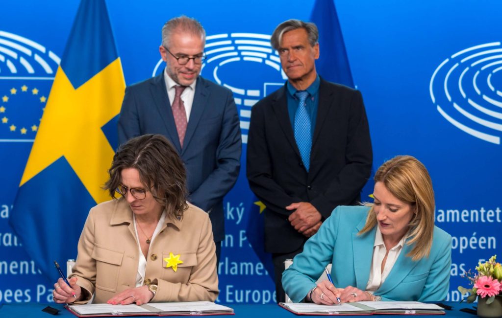 Švedska ministarka Džesika Rosvalt i predsednica Evropskog parlamenta Roberta Metsola potpisuju pravni akt o liberalizaciji viznog režima za Kosovo (Foto Tviter @EP_President)