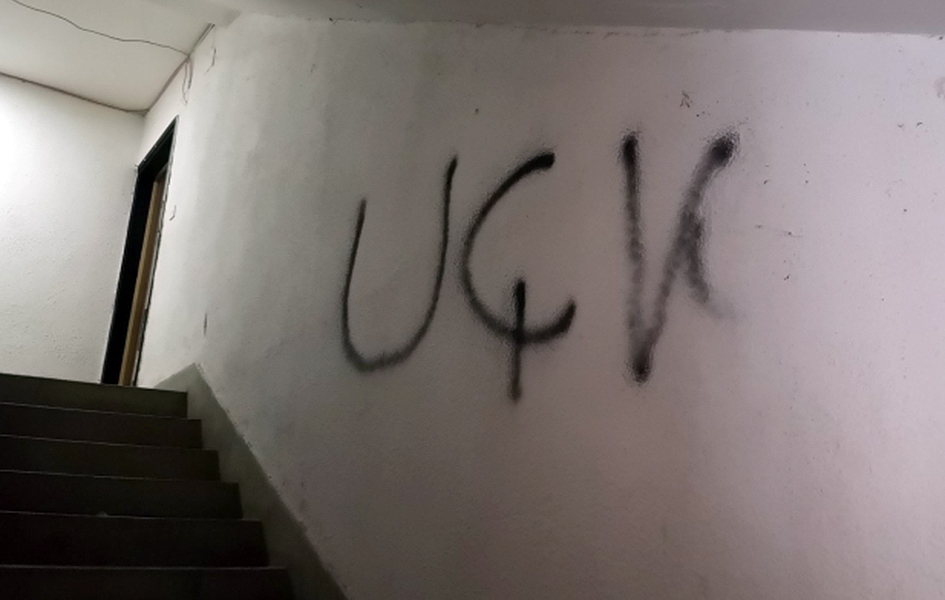 Još jedan natpis „UČK“ u severnom delu Mitrovice Natpis "UČK" u holu solitera u Mitrovici (Foto Radio Kontakt Plus)