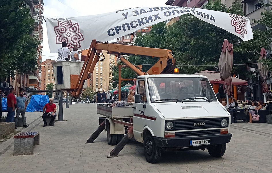 „Ključ“: Lokalna administracija i Zajednica srpskih opština Postavljanje banera ''Dobro došli u Zajednicu srpskih opština u Severnoj Mitrovici'' (Foto arhiva Kim)