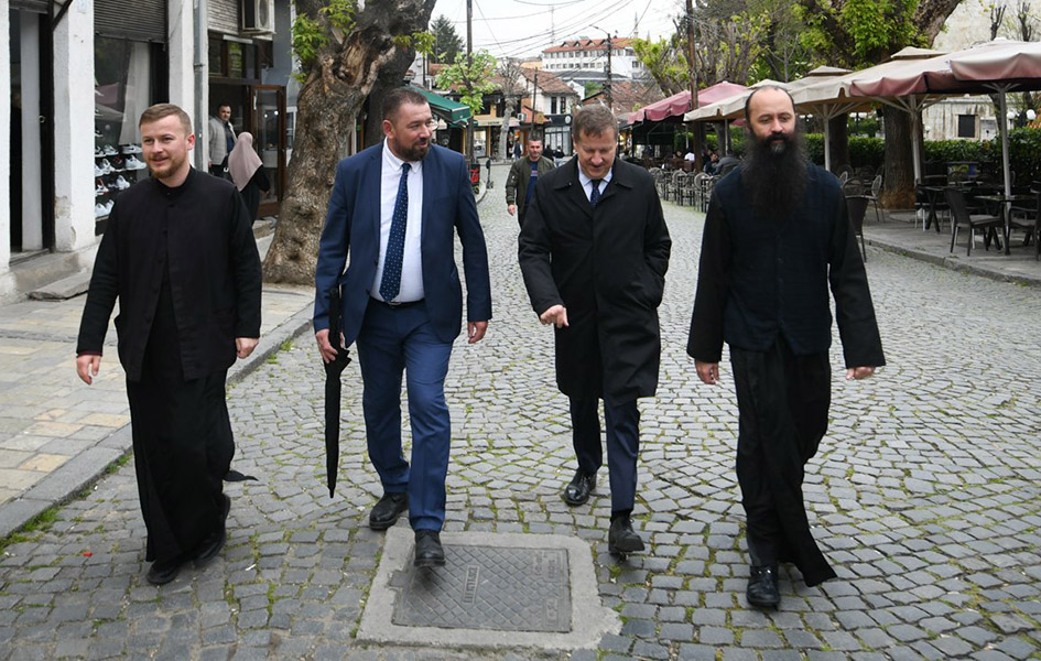 Sunjog u Prizrenu: Nema mesta za napade na verske objekte Sunjog u Prizrenu sa sveštenicima SPC (Foto Kancelarija EU)