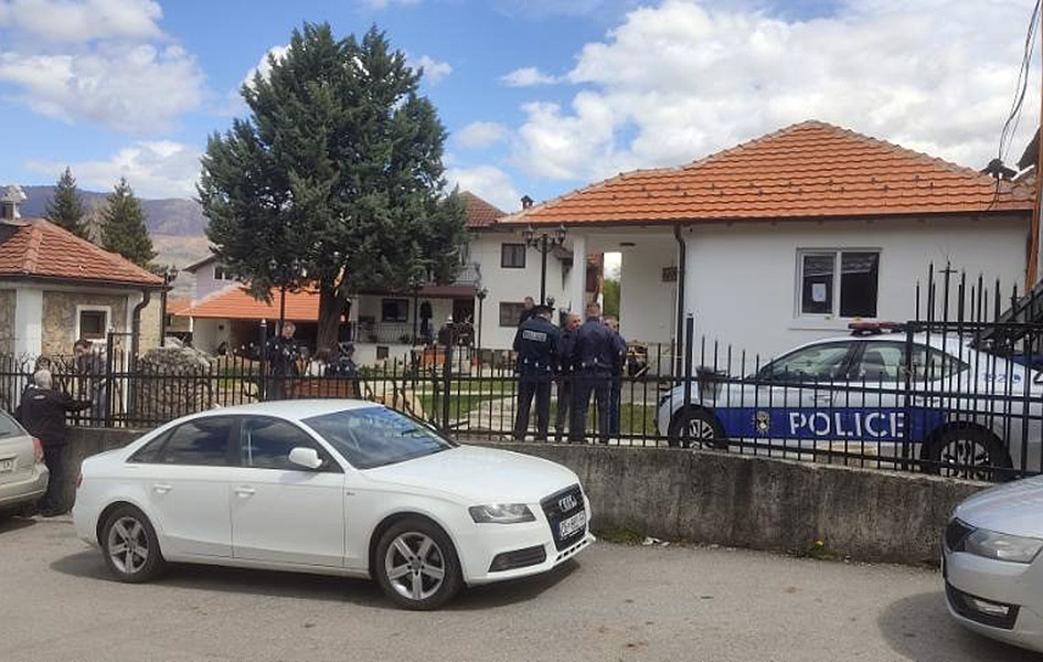 Opljačkana kancelarija crkve Svetog Nikole u Štrpcu Kosovska policija u dvorištu crkve Svetog Nikole u Štrpcu (Foto Opština Štrpce)