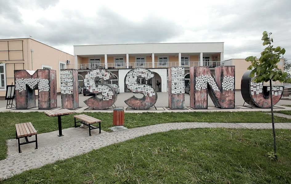 EULEKS: Porodice nestalih imaju pravo da znaju istinu Missing, instalacija posvećena nestalim licima u drvorištu Doma kulture u Gračanici (Foto Igor Vuković)