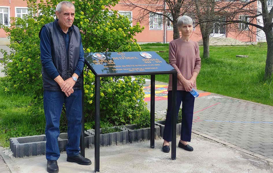 Godišnjica stradanja Marije i Nikole: Tuga, bol i strah dugi skoro četvrt veka Dragiša i Zorica Petrović ispred spomen-ploče stradalima u NATO bombardovanju u Lužanima (Foto Kim)