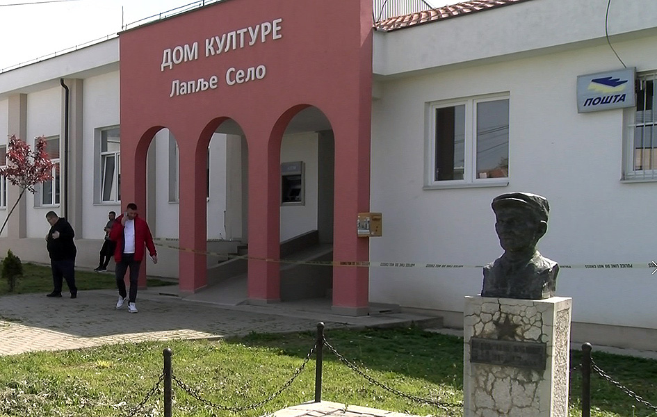 Visoki Dečani: Pljačke sve učestalije Dom kulture u Lapljem Selu u kome je i sedište Pošte Srbije (Foto Kim)