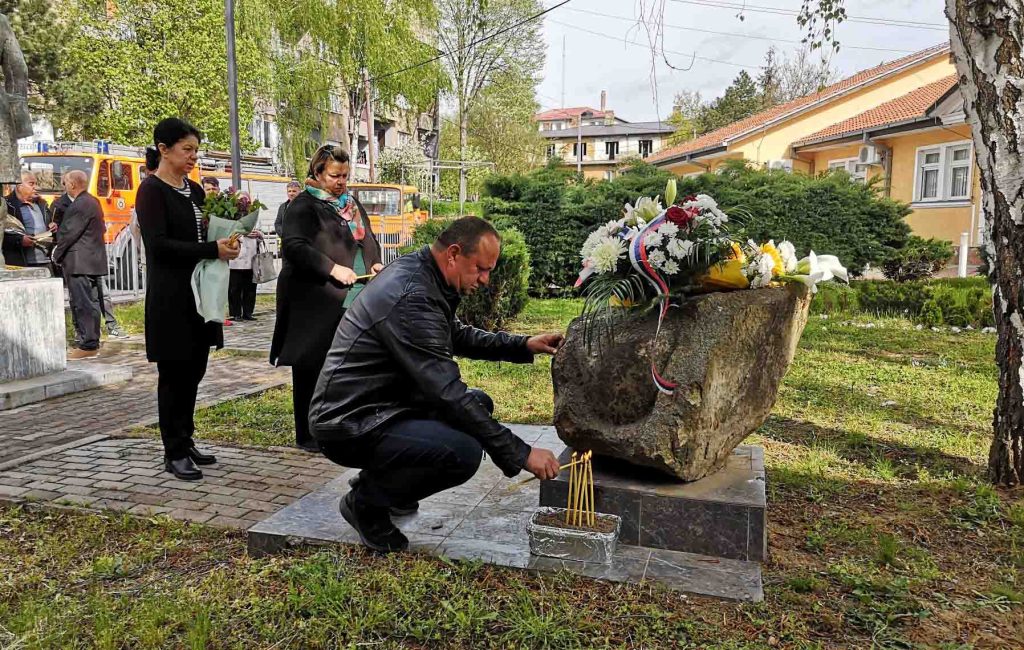 Mitrovica: Obeležena 24. godišnjica bombardovanja zgrade SUP-a Obeležena 24. godišnjica bombardovanja zgrade SUP-a (Foto Radio Konrakt Plus)