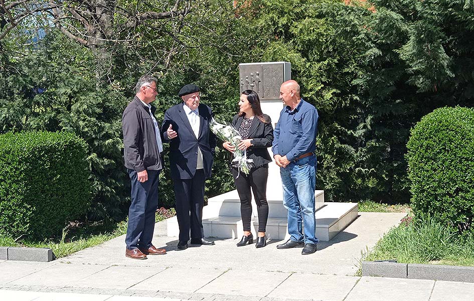 Porodice nestalih o usvojenoj Deklaraciji: Politička kamuflaža Predstavnici Resursnog centra za nestala lica ispred Spomenika kindapovanim i nestalim u Prištini (Foto Kim arhiva)