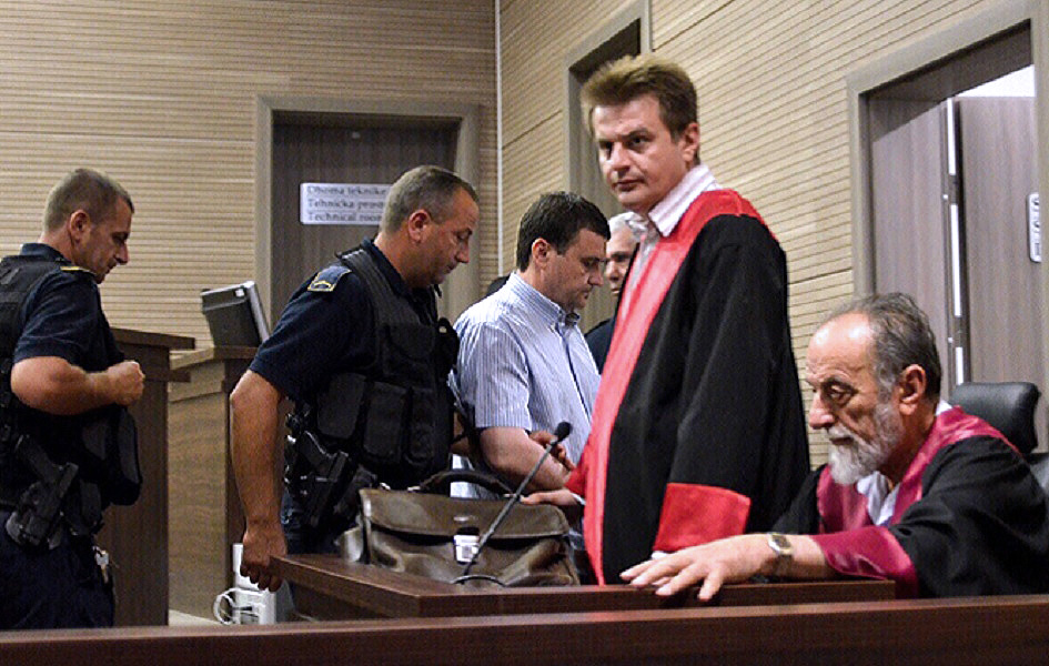 Advokat Dejan A Vasić (stoji) i advokat Živojin Jokanović (sedi) (Foto arhiva Kim)