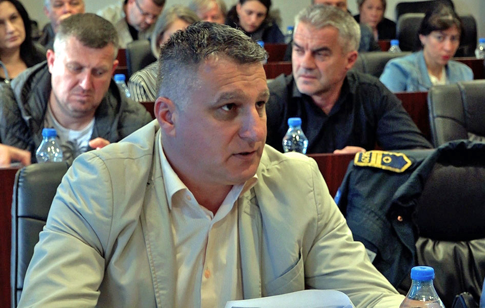 Trajković: Policija će pojačati prisustvo u školama Bratislav Trajković na sednici Odbora za zajednice u Gračanici (Foto Kim)
