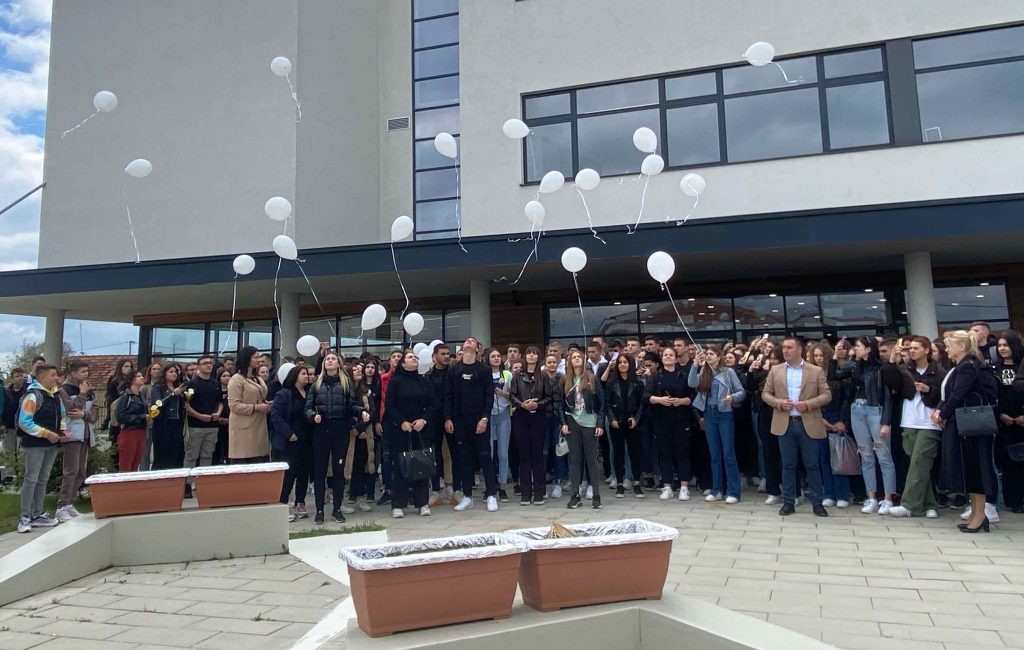 Učenici ispred Srednjoškolskog centra puštaju bele balone u pomen stradalima u beogradskoj školi (Foto Kim)