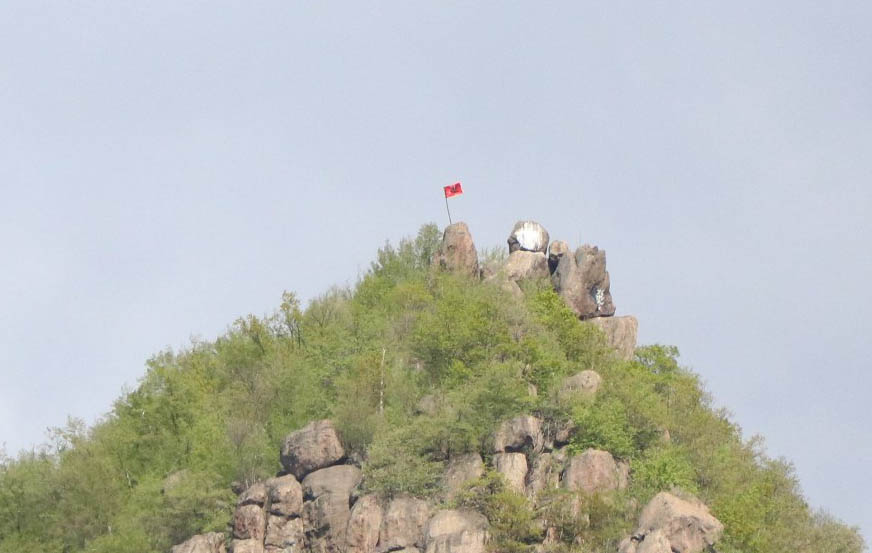 Albanska zastava postavljena na brdu iznad Grabovca Albanska zastava na brdu iznad Grabovca (Foto KoSSev)