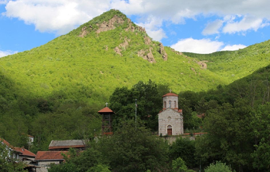 Uklonjena albanska zastava sa brda iznad sela Grabovac Grabovac (Foto Wikipedia)