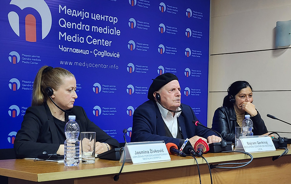 „Jedina obaveza prema nestalima je da se oni pronađu“ Jasmina Živković, Bajram Ćerkinaj i Silvana Marinković na debati u Medija centru u Čaglavici (Foto Kim)