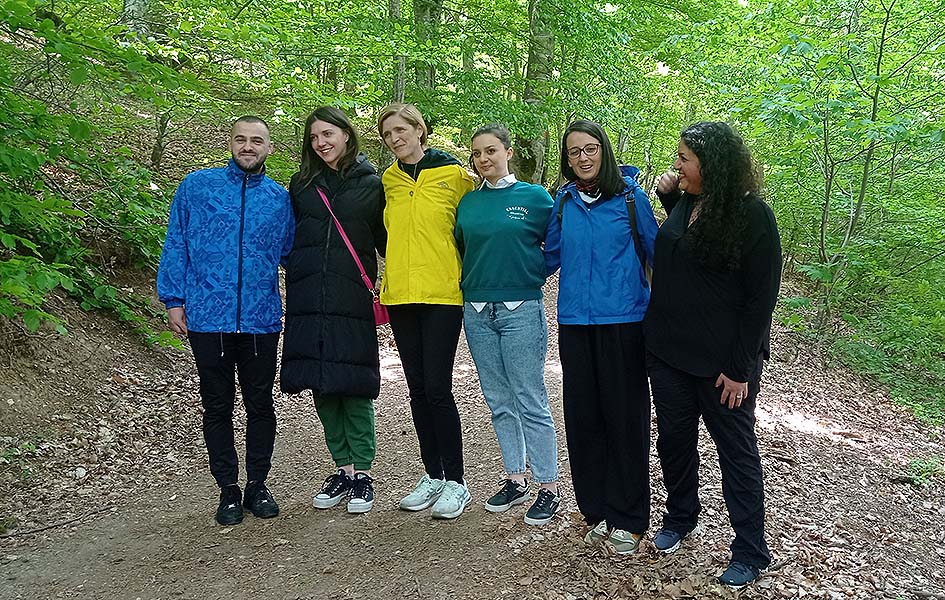 Pauer sa mladim Srbima i Albancima: Žele normalnost u svojim životima Samanta Pauer sa grupom mladih u parku Grmija u Prištini (Foto Kim)