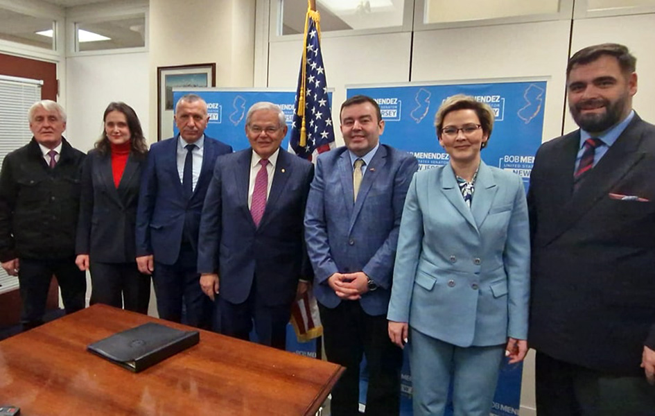 Američki senat raspravljao o pitanju Albanaca na jugu Srbije Albanci sa juga Srbije i sentor Bob Mendez (Foto Fejsbuk Ardita Sinani)