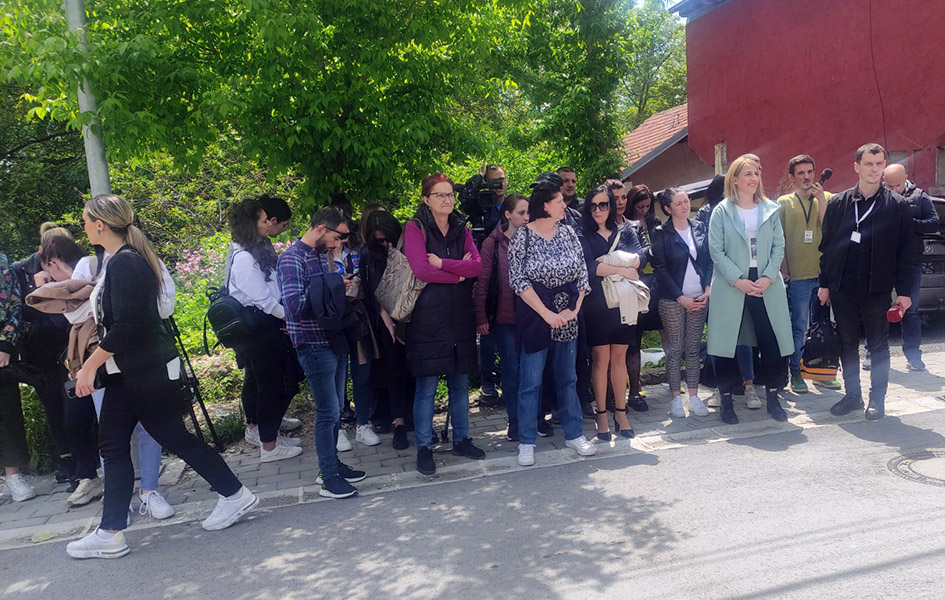 Mitrovica: Građani okupljeni ispred zgrade opštine se brzo razišli Nezadovoljni građani u Severnoj Mitrovici (Foto Kim)