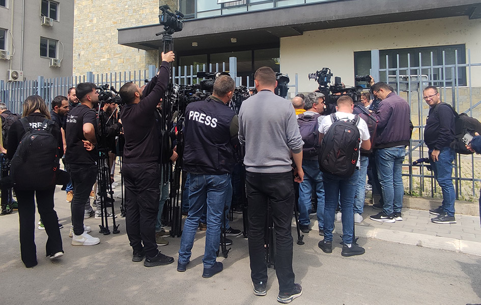 UNS: Polaganje zakletve gradonačelnika Severne Mitrovice u senci onemogućavanja rada novinara Novinari ispred Opštine Severna Mitrovica (Foto Kim)