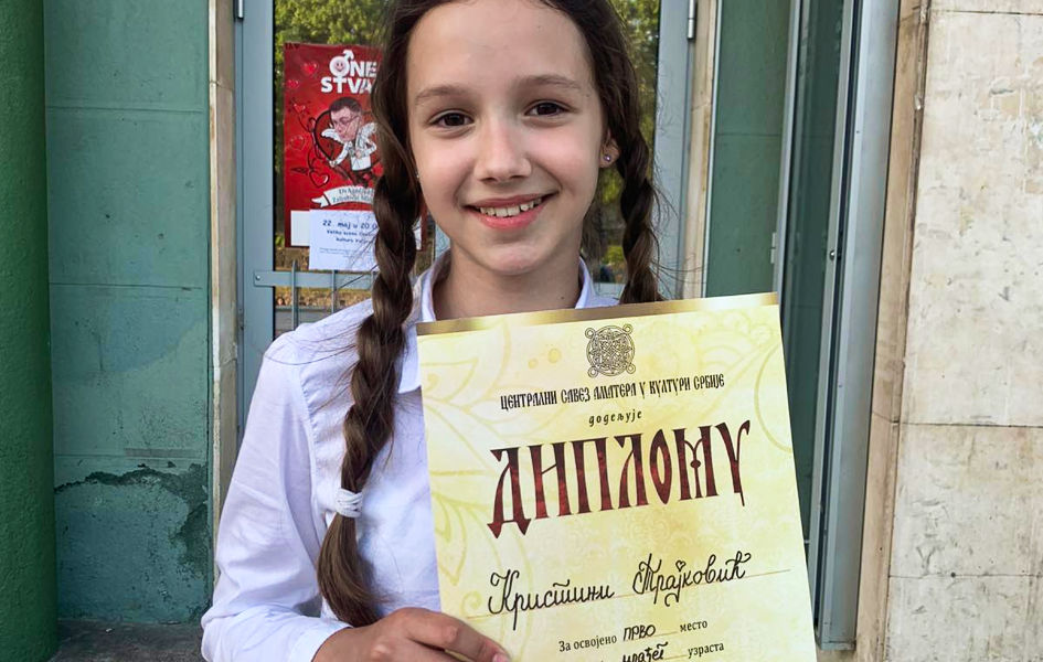 Kristina Trajković pobedila na takmičenju recitatora u Valjevu Kristina Trajković sa diplomom za osvojeno prvo mesto na smotri recitatora (Foto privatna arhiva, ustupljena fotografija)