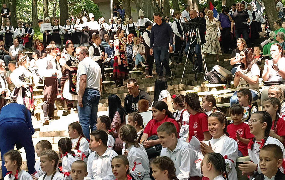 Deca iz Gračanice na kampu na Fruškoj gori Deca iz Gračanice na Fruškoj Gori (Foto RTV Gračanica)