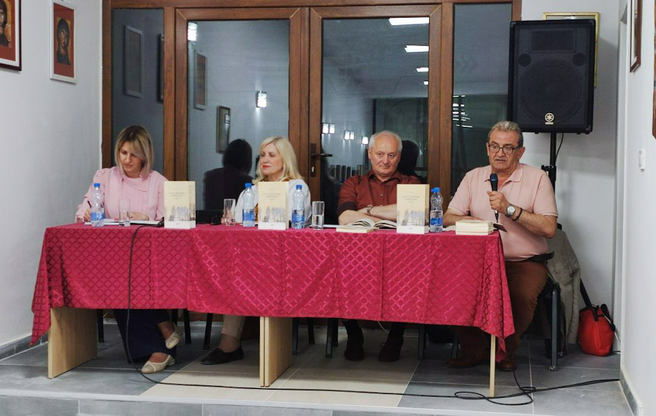 ’’Jahao sam prema drvoredima – izabrane pesme 1981-2021’’: Duhovna vatra kojoj se uvek vraćamo Sa promocije knjige (Foto Radio Mitrovica sever)