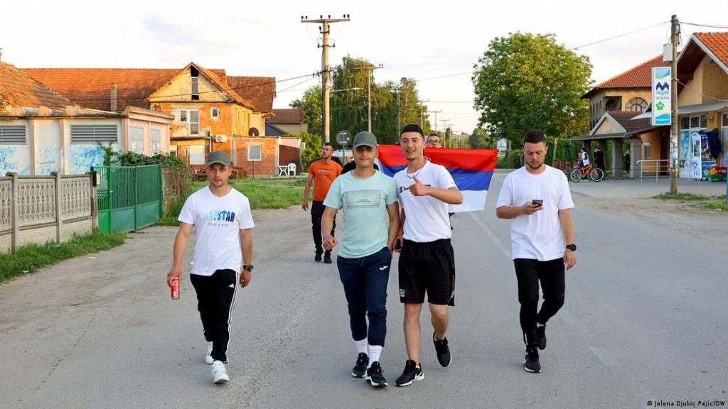 Grupa momaka koja se iz Kosovskog Pomoravlja uputila peške za Beograd na miting koji je zakazao predsednik Srbije Aleksandar Vučić (Foto Jelena Đukić Pejić/DW)