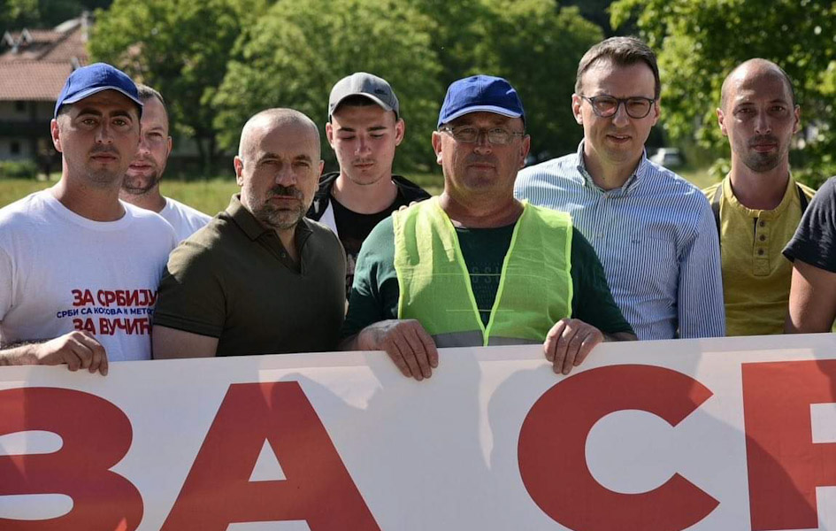 Na Vučićev miting u Beograd preko granice autobusima i pešice Petar Petković, direktor Kancelarije za KiM u Vladi Srbije i Milan Radoičić, potpredsednik Srpske liste sa grupom građana iz Leposavića i Severne Mitrovice koji su se uputili pešice na miting u Beogradu (Foto Fejsbuk @Srpskalista)