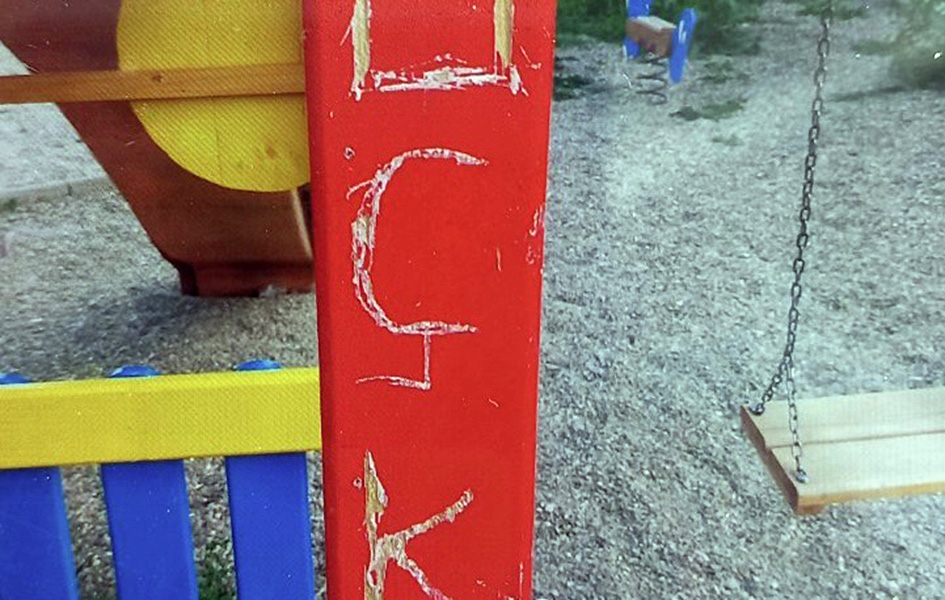 Ugljare: Grafiti posvećeni OVK na dečjem igralištu Natpis UÇK na dečijem igralištu u selu Ugljare (Foto Kancelarija za KiM)