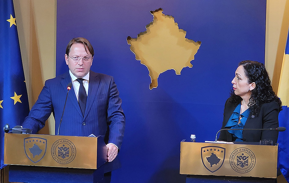 Varhelji u Prištini: Strane da sprovedu sve obaveze bez kašnjenja Oliver Varhelji i Vjosa Osmani na konferenciji za medije u Prištini (Foto Kim)