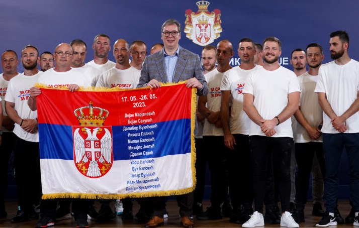 Vučić dočekao Srbe sa Kosova koji su pešice došli na skup SNS Vučić sa Srbima sa Kosova koji su pešice došli na skup SNS (Foto TANJUG/ JADRANKA ILIĆ)
