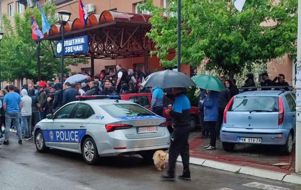 Građani i policija ispred zgrade Opštine Zvečan (Foto Radio Mitrovica Sever)