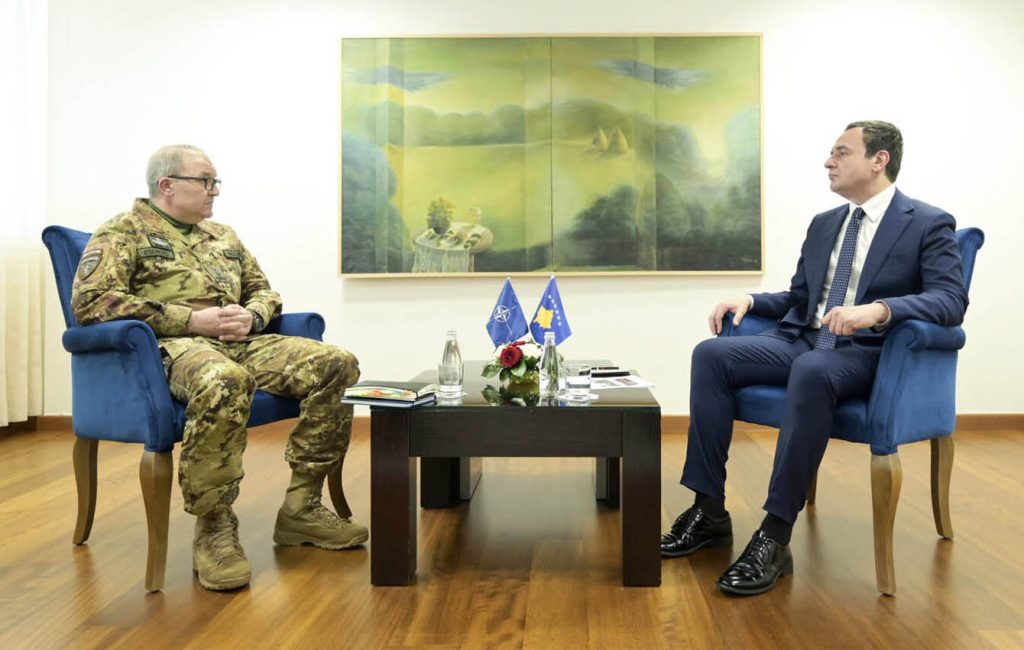 Kurti sa Ristućom o severu: Opštinski objekti su vlasništvo Kosova Komandant KFOR-a general-major Anđelo Mikele Ristuči i premijer Kosova Aljbin Kurti (Foto Kabinet premijera Kosova)