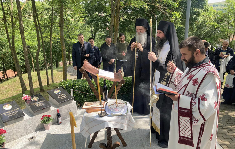U Cernici služen parastos stradalim Srbima Detalj sa parastosa stradalima u Cernici (Foto Manastir Draganac/Fejsbuk)