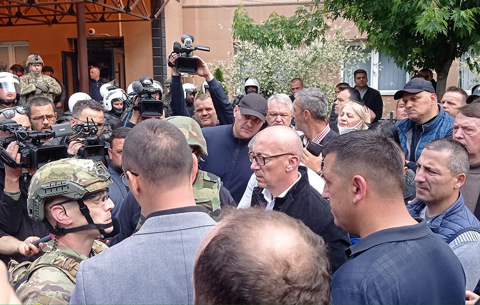 Rakić: Specijalne jedinice da se povuku Goran Rakić tokom razgovora sa predstavnicima KFOR-a (Foto Kim)