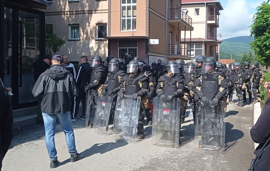 KFOR: Obe strane da se uzdrže od radnji koje podstiču tenzije Pripadnici KFOR-a ispred zgrade Opštine Zvečan (Foto Kim)