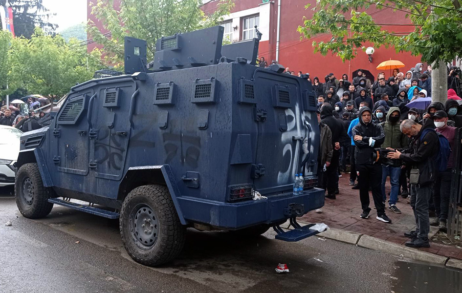 Zvečan: Muzika sa razglasa i skandiranje ’’Srbija, Srbija’’ Grafiti na vozilima Policije Kosova (Foto Kim)