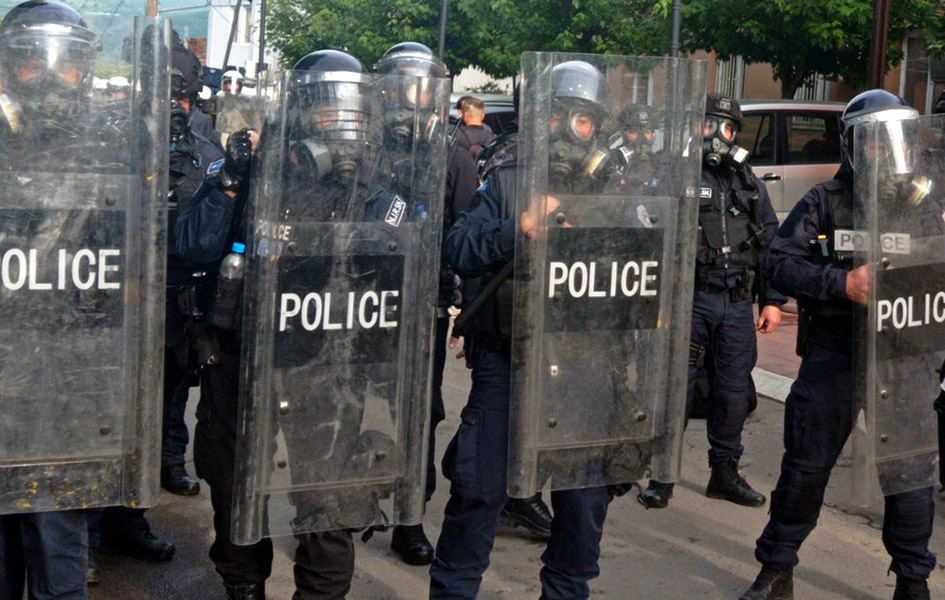 Predstavnik KFOR-a zatržio od Srba da dozvole odlazak specijalaca Pripadnici specijalnih jedinica Policije Kosova isped opštine u Zvečanu (Foto Dragana Zečević)