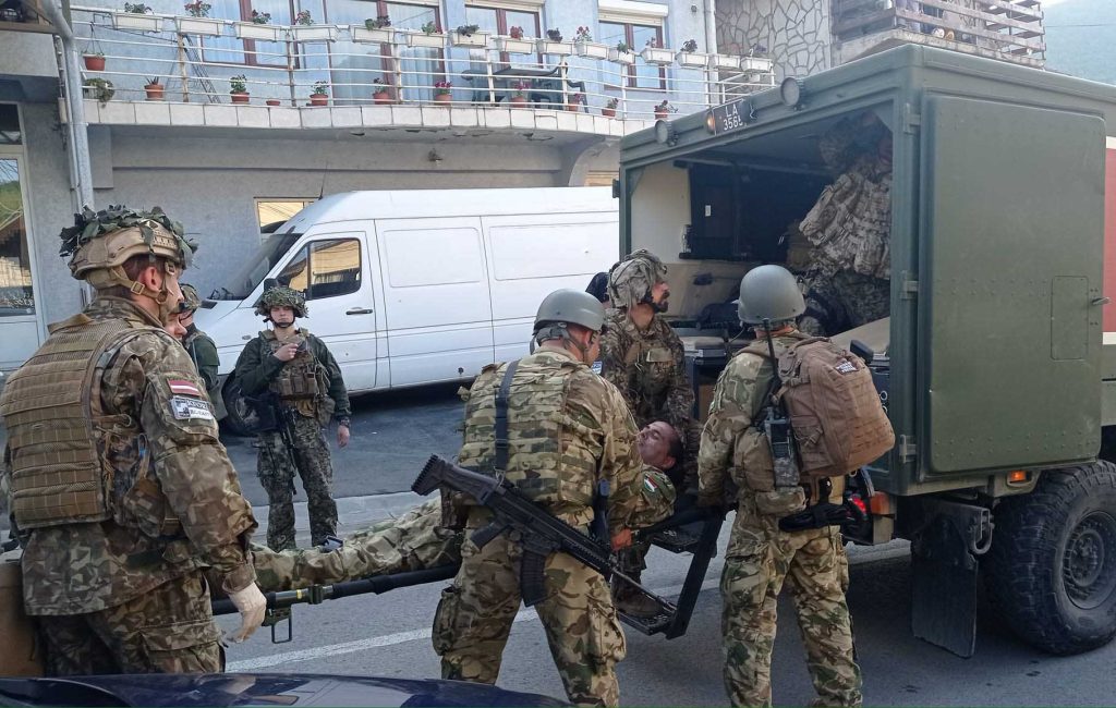 KFOR: Oko 25 ranjenih vojnika tokom obuzdavanja demonstranata u Zvečanu Predstavnici međunarodnih snaga odvode svoje ranjene (Foto Kim)