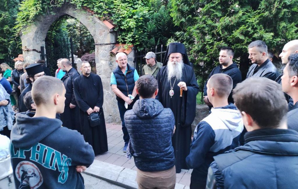 Vladika Teodosije u porti crkve Svetog Đorđa u Zvečanu razgovara sa narodom (Foto Radio Mitrovica Sever)
