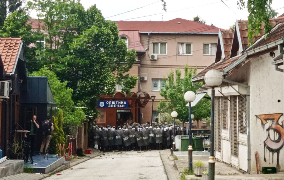 Kordon KFOR-a ispred opštinske zgrade u Zvečanu (Foto Kim)