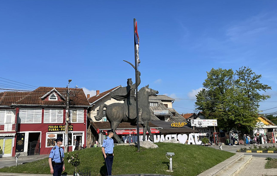 Gračanica: Zapaljena srpska zastava kraj spomenika Obiliću na kružnom toku Spaljena zastava Srbije u Gračanici (Foto Kim)