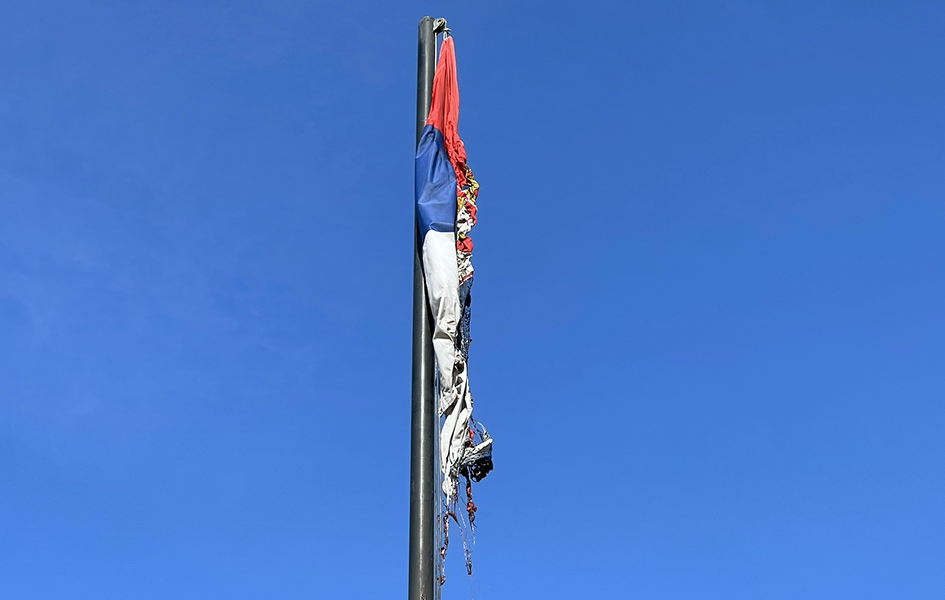 Meštani Gračanice o paljenju zastave: Sve je povezano, nije iz čista mira Zapaljena zastava Srbije u Gračanici (Foto Kim)