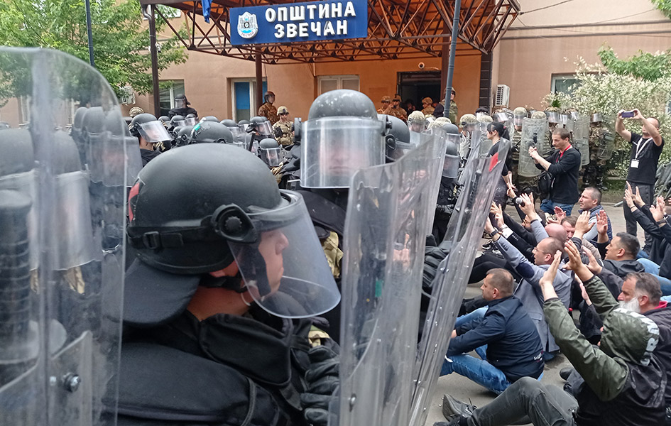 Zvanični Pariz osuđuje nasilje i poziva Prištinu na smirivanje tenzija Kordon KFOR-a ispred protestanata u Zvečanu, 29. maj 2023. (Foto Kim)