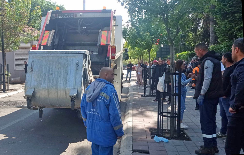 Zvečan: Čiste se ulice nakon sukoba Jutro nakon sukoba u Zvečanu (Foto Kim)