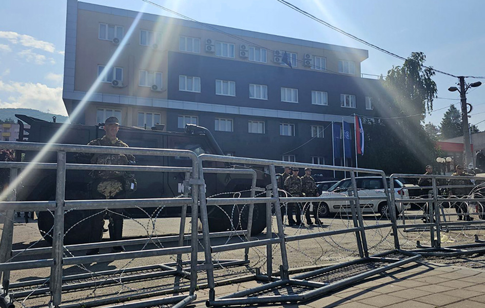 Leposavić: Incident sa novinarima, manje građana na protestu Ispred opštinske zgrade u Leposaviću (Foto Fejsbuk Kontakt Plus Mitrovica)