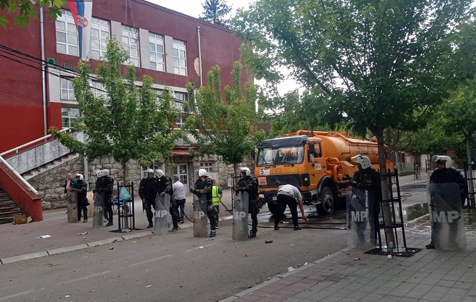 Mirno u Zvečanu, pere se ulica ispred opštine Pranje ulice u Zvečanu (Foto Kim)