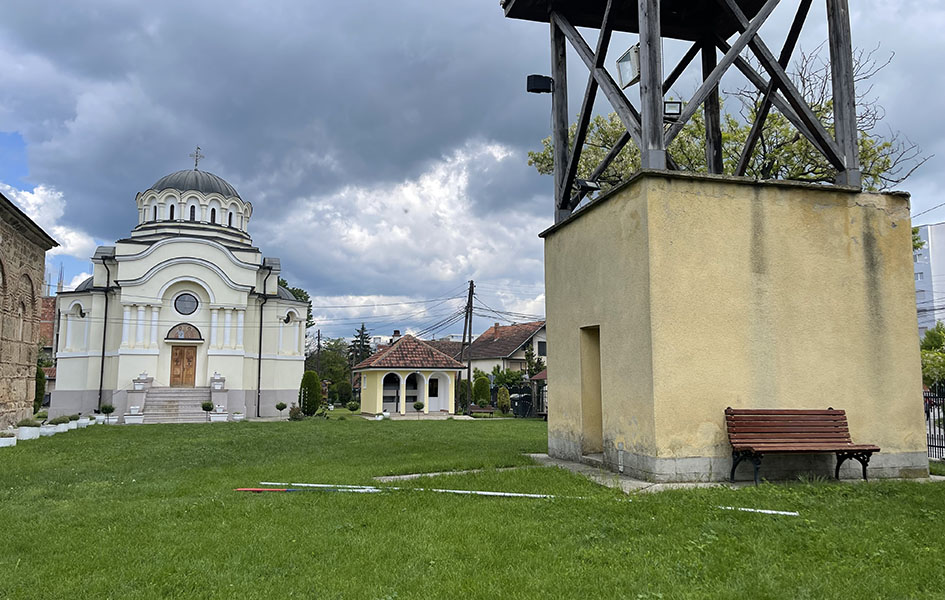 Incidenti u Lipljanu: Prećeno Srbima, polomljen jarbol i odneta zastava Polomljeni jarbol na kome je bila istaknuta zastava SPC u Lipljanu (Foto Kim)