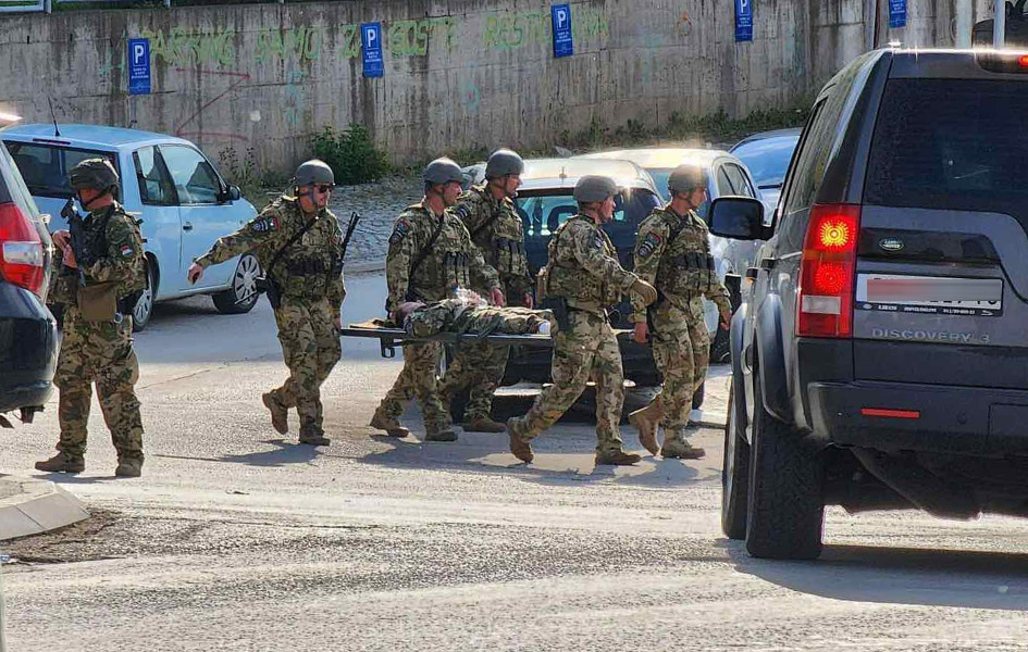 Srpska lista pozvala građane da ne ugrožavaju bezbednost vojnika KFOR-a Pripadnici KFOR-a evakuišu povređenog vojnika (Foto Kim)