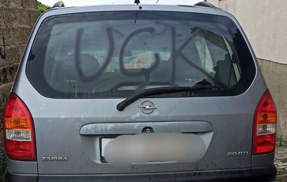 Grafiti „UČK“ na nekoliko mesta u Orahovcu Automobil na kome je ispisan grafit