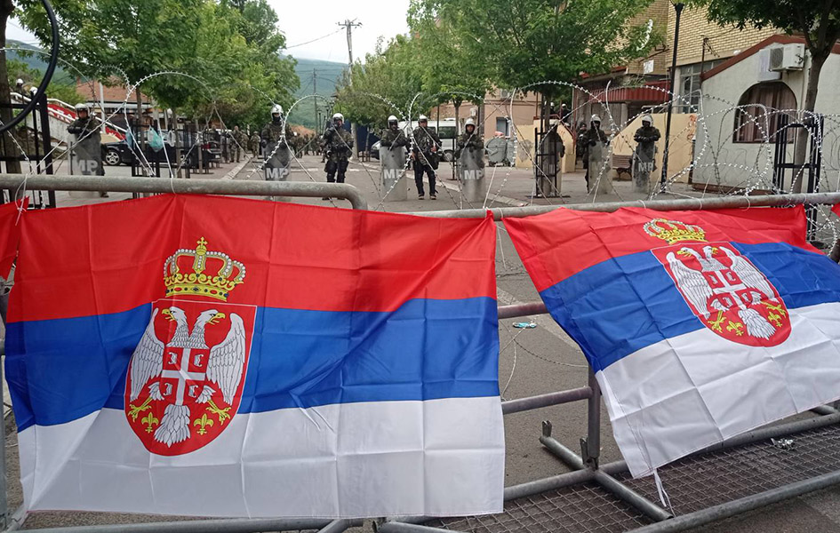 Zastave Srbije na barikadama u Zvečanu Zastave Srbije na barikadama u Zvečanu (Foto Kim)