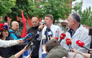 Obraćanje Dragiše Milovića okupljenim građanima u Zvečanu (Foto Kim)